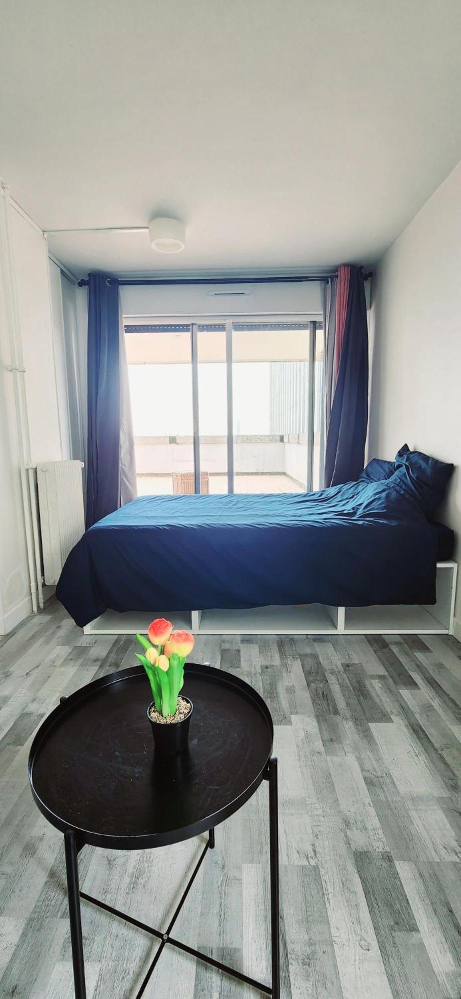 & Expansive Terrace: Urban Oasis In Paris! Appartement Courbevoie